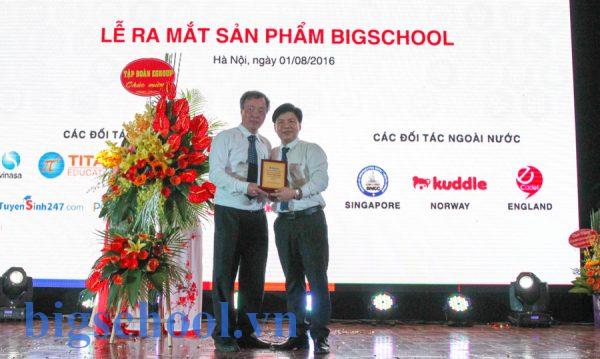 Tiến sĩ Lê Thống Nhất 4 Ông Nguyễn Ngọc Thủy – Chủ tịch HĐQT Egroup -nhận kỷ niệm chương lưu niệm từ ông Lê Thống Nhất