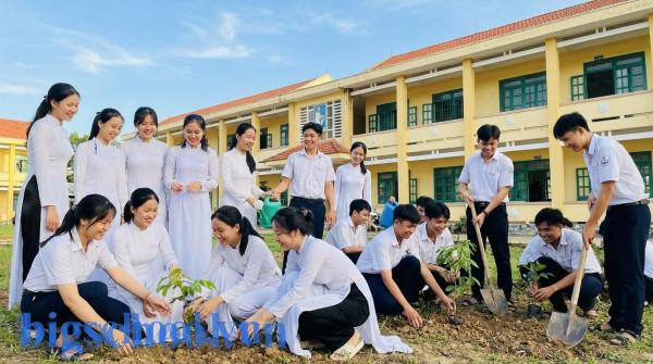 Nhóm học sinh Việt Nam rèn luyện hạnh kiểm tốt thông qua các hoạt động tập thể tại trường.