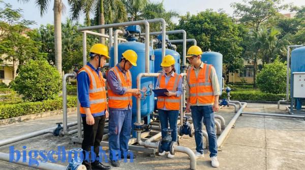 Sinh viên Cao đẳng Xây dựng Công trình Đô thị thực hành với hệ thống xử lý nước hiện đại.