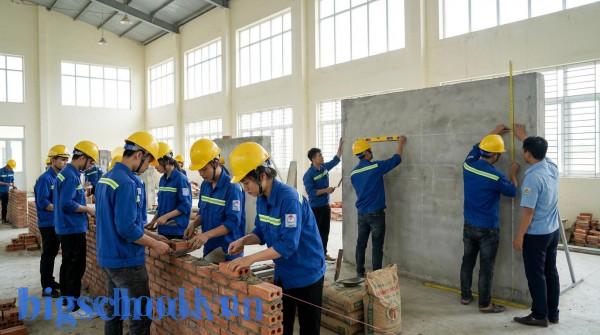 Sinh viên Trường Cao đẳng Xây dựng Số 1 đang thực hành thi công trực tiếp tại xưởng.