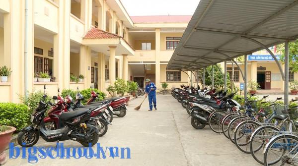 Cơ sở vật chất bãi giữ xe và khu vực vệ sinh sạch sẽ tại trường GDTX.