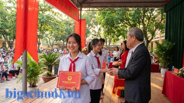 Một học sinh đạt giải cao nhận bằng khen trong buổi lễ vinh danh tại trường học Việt Nam.