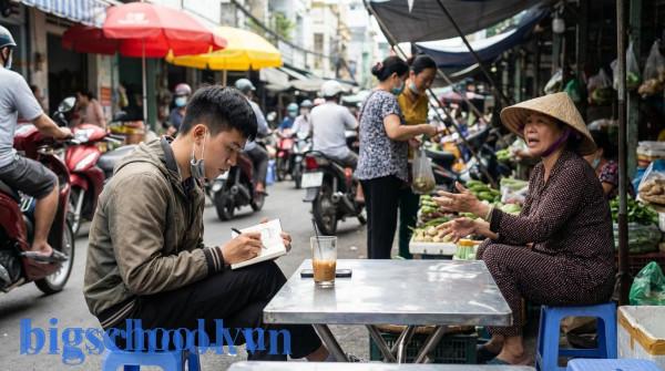 Diễn viên trẻ quan sát kỹ lưỡng các hành vi đời thường tại một khu chợ truyền thống ở Việt Nam.