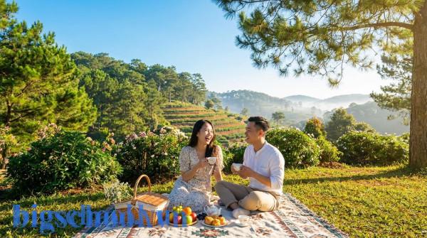 Một gia đình người Việt tận hưởng thời tiết thuận lợi trong chuyến dã ngoại ngoài trời.