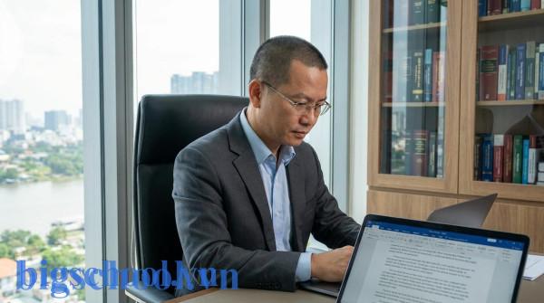 Luật sư Việt Nam nghiên cứu hồ sơ pháp lý quốc tế bằng tiếng Anh trong văn phòng.