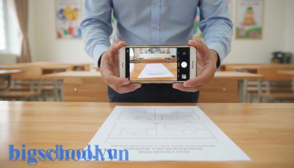 Giáo viên chụp ảnh đề bài bằng điện thoại thông minh để giao bài tập nhanh qua ứng dụng BeeClass.