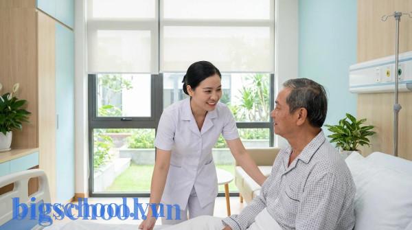 Không giỏi tiếng Anh nên học ngành nào? Kỹ năng là vàng, không phải ngoại ngữ! 3 Điều dưỡng viên người Việt đang chăm sóc và thăm hỏi sức khỏe cho bệnh nhân cao tuổi.