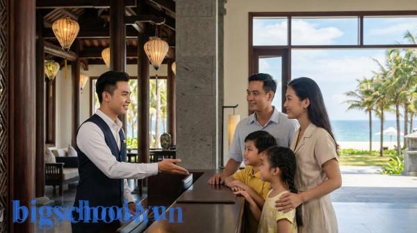 Quản lý khách sạn người Việt hỗ trợ khách hàng tại sảnh resort cao cấp với phong thái chuyên nghiệp.