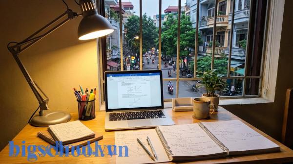 Góc học tập của học sinh Việt Nam với kế hoạch và tài liệu ôn thi học sinh giỏi khoa học.