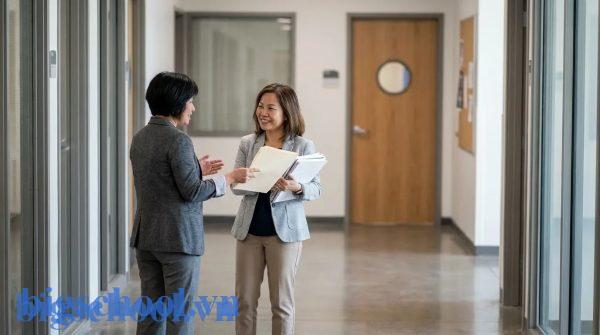 Giáo viên bàn giao giáo án và tài liệu giảng dạy cho đồng nghiệp để quản lý lớp học.