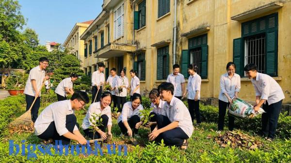Nhóm học sinh Việt Nam cùng nhau tham gia dọn dẹp vệ sinh trường học để rèn luyện tinh thần trách nhiệm.