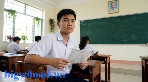 Học sinh Việt Nam đang chăm chú theo dõi kết quả rèn luyện và học tập trong lớp học.