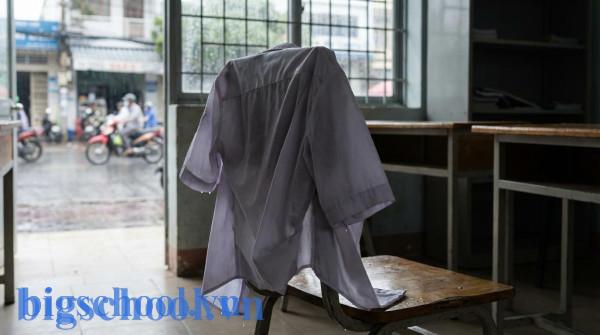 Một chiếc áo khoác của học sinh Việt Nam bị ướt sũng sau khi đi dưới trời mưa.