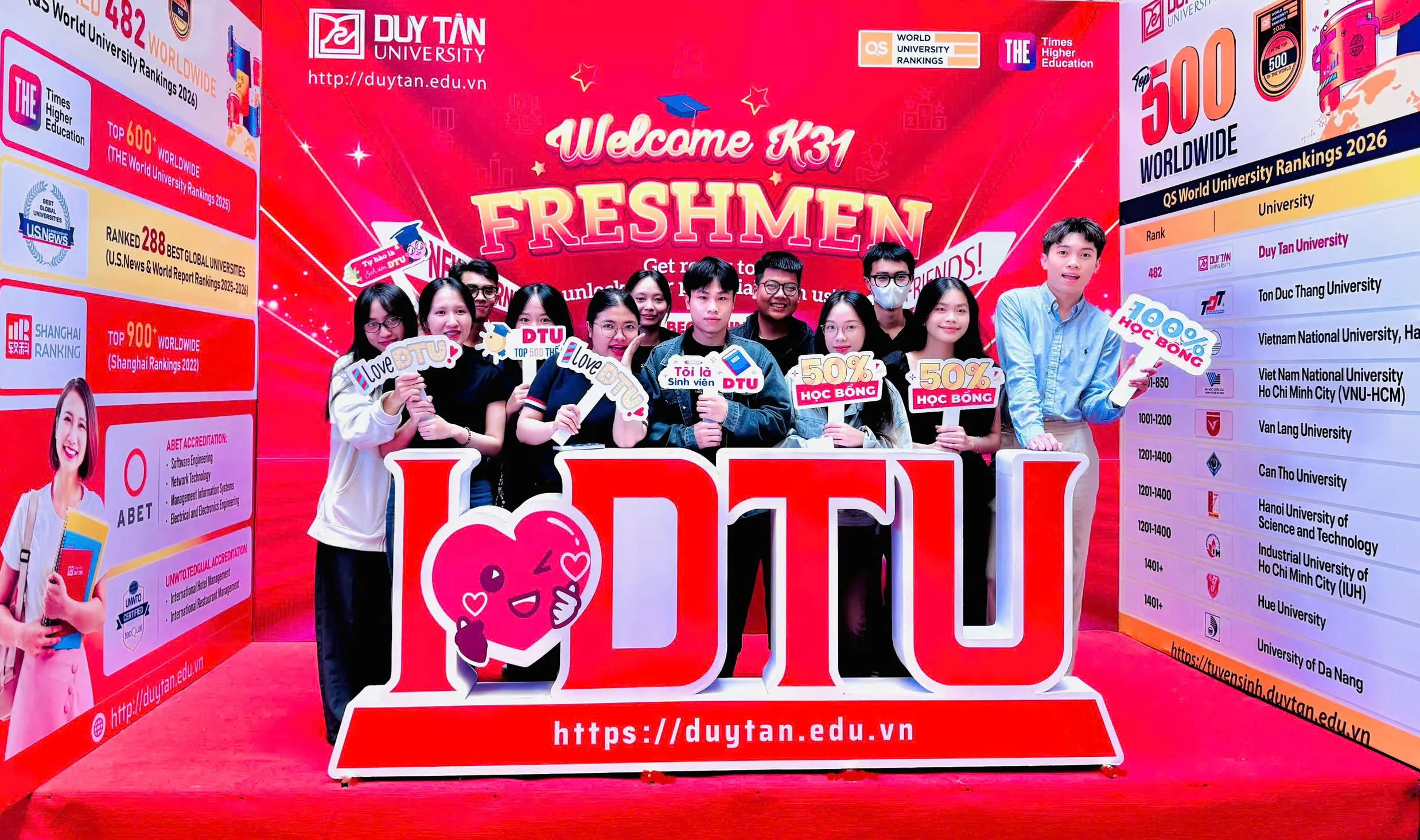 Không khí vui tươi chào mừng Tân sinh viên khóa 31 về với ngôi nhà chung Duy Tân