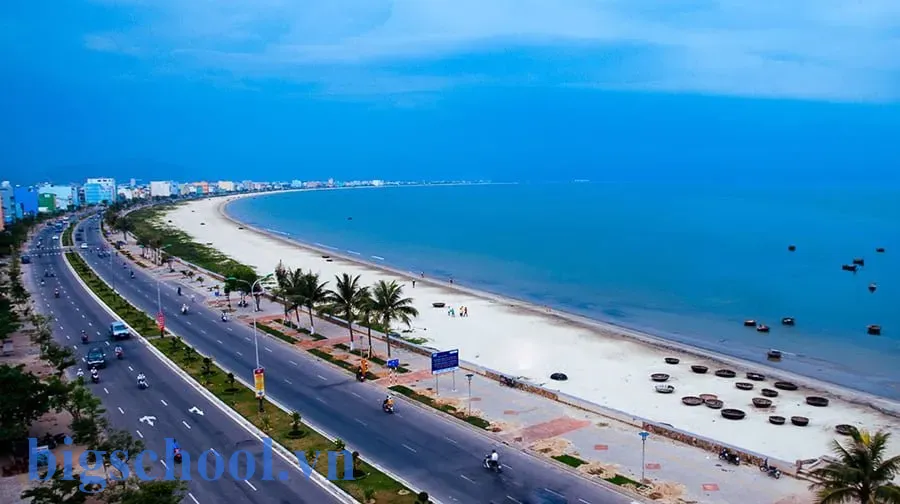 Cảnh biển với cảng biển và giao thông hàng hải
