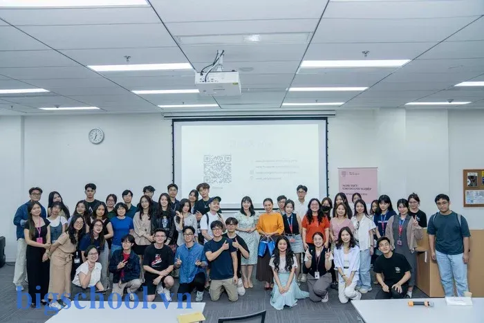 Sinh viên luyện phát âm ed tại lớp học Pathway
