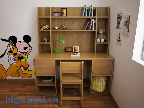 Hình ảnh một bạn nhỏ đang ngồi miêu tả chiếc bàn học thân quen của mình