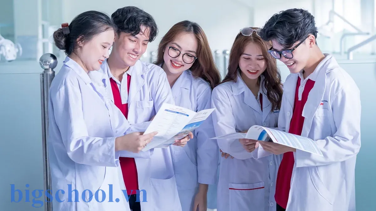 Sinh viên ngành Y dược trong giờ thực hành thí nghiệm chuyên sâu