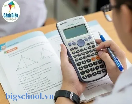 Học sinh luyện tập trắc nghiệm toán lớp 10 chương 4 trên máy tính cầm tay